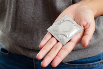 【医師監修】コンドームの正しい付け方や注意点を医師が解説