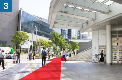 ❸ 名古屋駅交番を右手に直進します。