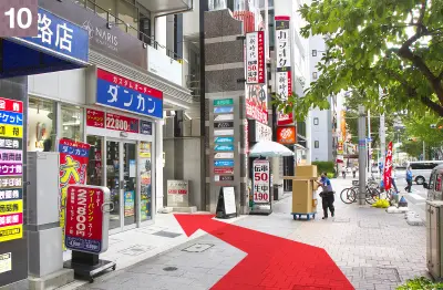 ❿ 左手1階にオーダースーツ専門店のダンカンさんが入っているビルの8階です。