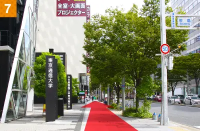 ❼ 名古屋モード学園を左手に広小路通を直進します。