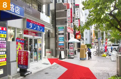 ❽ 左手1階にオーダースーツ専門店のダンカンさんが入っているビルの8階です。