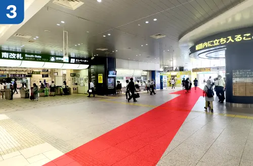 JR大宮駅南改札を左手側に西口方面へ直進します。