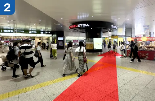 JR大宮駅南改札を正面に右手側の西口を目指します。
