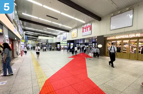 東口（南）方面を正面にJR大宮駅中央改札方面を目指します。