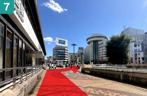 大宮駅を左手側に直進後、左手側の西口と交差したら右に進みます。