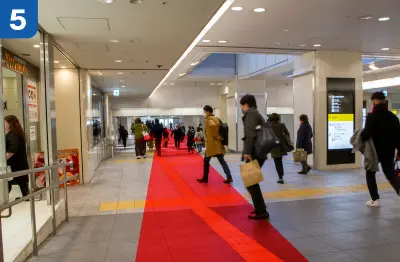 大丸・地下食品フロア左手側に北新地方面に直進します。