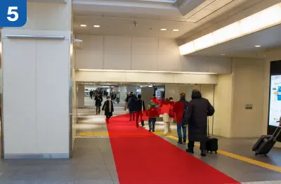 サウスゲートビルディングを直進、阪神電車梅田駅の手前を右折します。