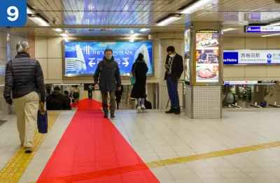 四つ橋線西梅田駅を右手側に直進します。