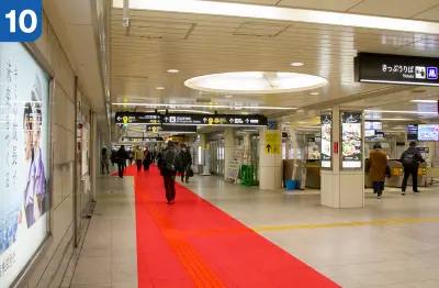 四つ橋線西梅田駅改札口を右手側に直進します。