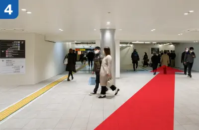 左側から大阪中央口からの地下通路と交差した先の右側の西梅田駅方面を目指します。