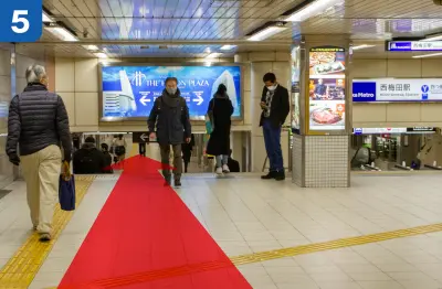 四つ橋線西梅田駅を右手側に直進します。