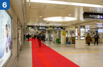 四つ橋線西梅田駅改札口を右手側に直進します。