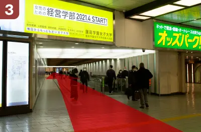 1階に降りたら正面の動く歩道の通路を直進します。