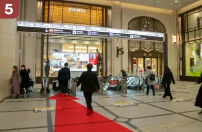 大阪駅前交差点を渡り右折してヒルトンプラザイーストさんを目指します。