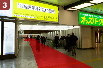 1階に降りたら正面の動く歩道の通路を直進します。