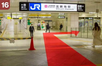 正面に北新地駅のサインが見えたら北新地駅西口方面へ左折します。