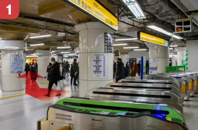 御堂筋線梅田駅南改札口を出たら阪神百貨店さん方面へ直進します。