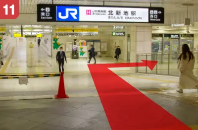 正面に北新地駅のサインが見えたら北新地駅西口方面へ左折します。