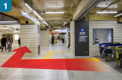 阪神電車大阪梅田駅百貨店口を出て北新地駅方面へ右折します。