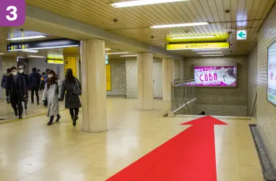 直進後、右側正面の大阪駅前第４ビル（B2F）連絡口の階段を降ります。