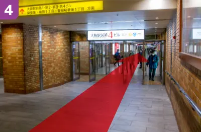 階段を降りた正面の大阪駅前第４ビル（B2F）を直進します。