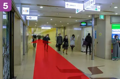 大阪駅前第3ビル方面へ直進します。