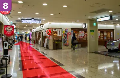 大阪駅前第2ビル方面へ直進します。