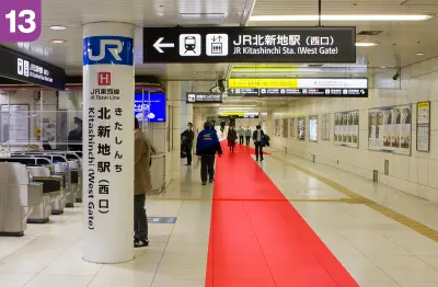 北新地駅西口を左手側に直進します。