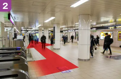 谷町線東梅田駅中東口（2番線）を出たら左折して直進します。