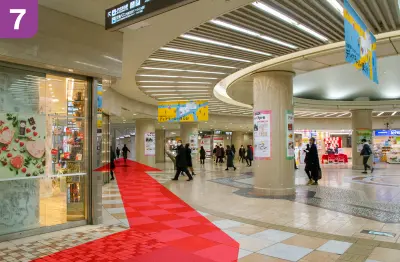 ディアモール円形広場に出ましたら梅田DTタワーを左手側にカジュアルストリート（北新地方面）を直進します。