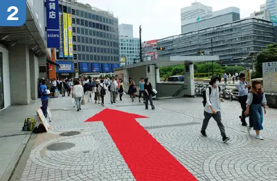 地上に出たら出口と逆方向（京王百貨店方面）へ進みます。