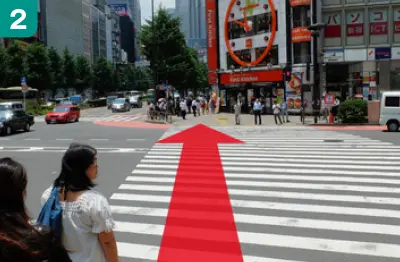 駅（ルミネ1）を右手に坂を下るようにして進んでいただき、横断歩道を渡ります。