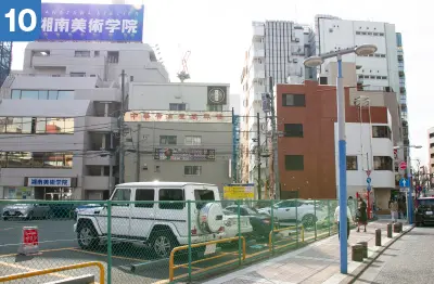 駐車場を左手側に、湘南美術学院さんの方に左折します。