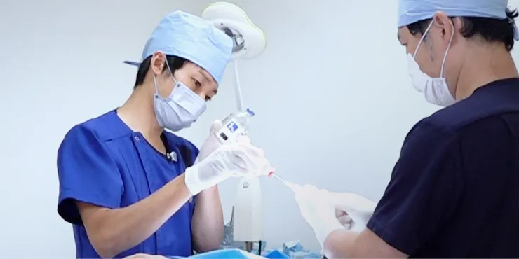 看護師の医師介助シーンの写真
